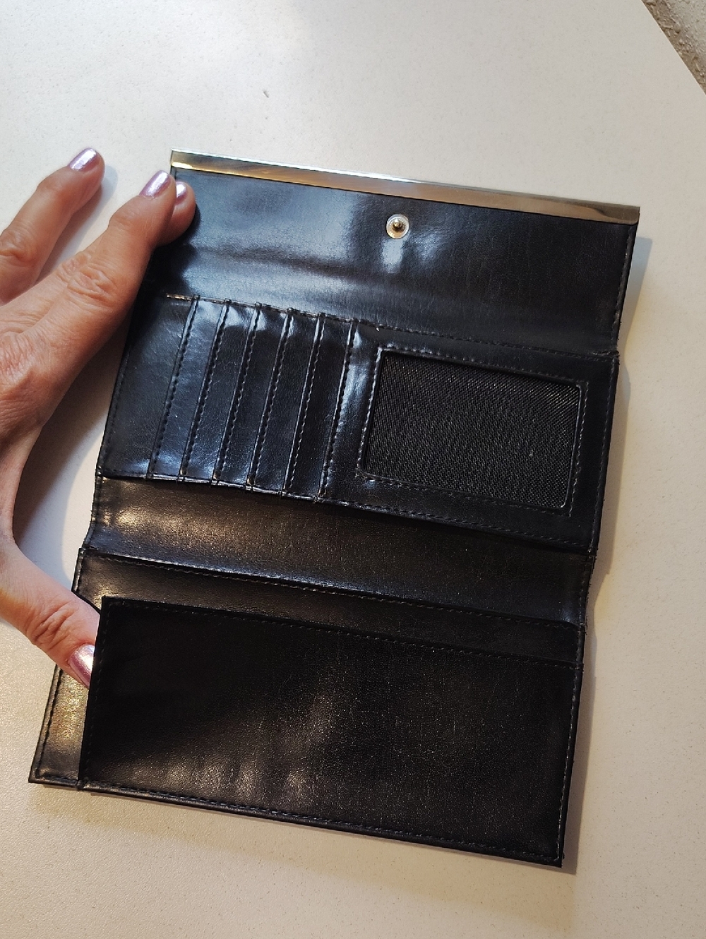 Vintage Black Leather Guess Trifold Wallet With Snap Closure - Picture 5 of 8